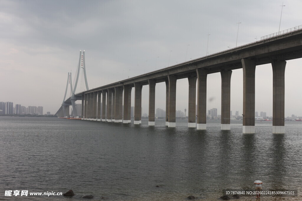 跨海大桥横跨宽阔海面