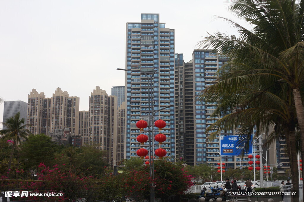 城市街景中的高楼与红灯笼