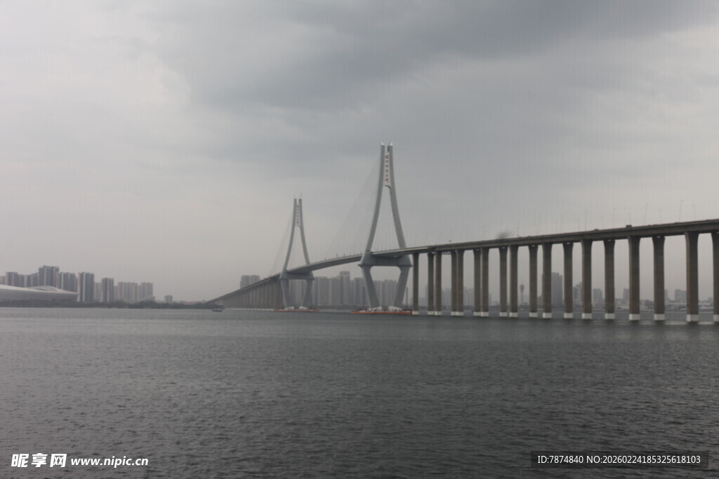 跨海大桥横跨水面