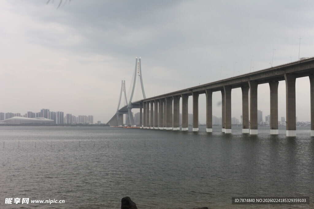 海上大桥远景图