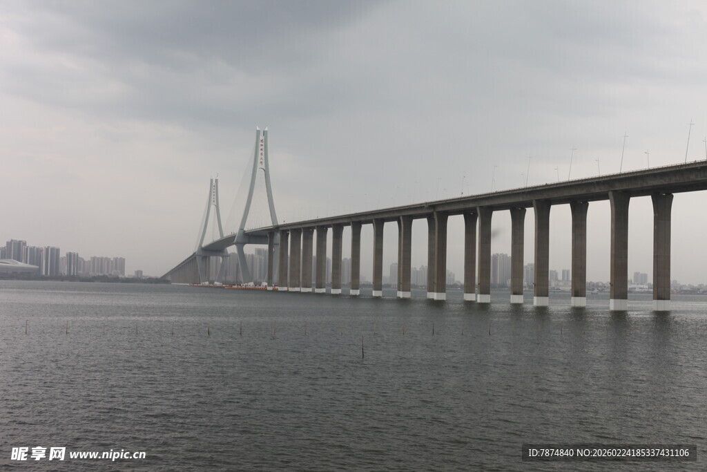 跨海大桥横跨广阔水面