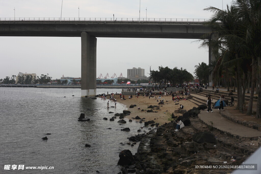 河畔桥梁下的休闲风景