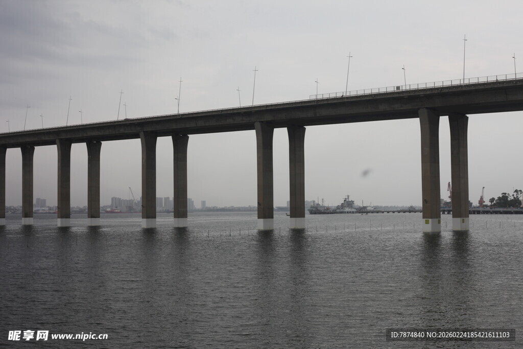 海上长桥横跨水面