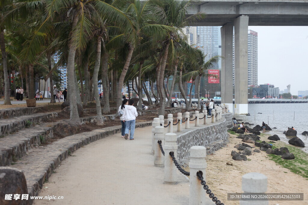 海滨步道上的悠闲行人
