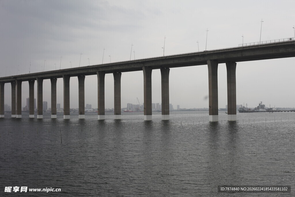 海上长桥横跨水面