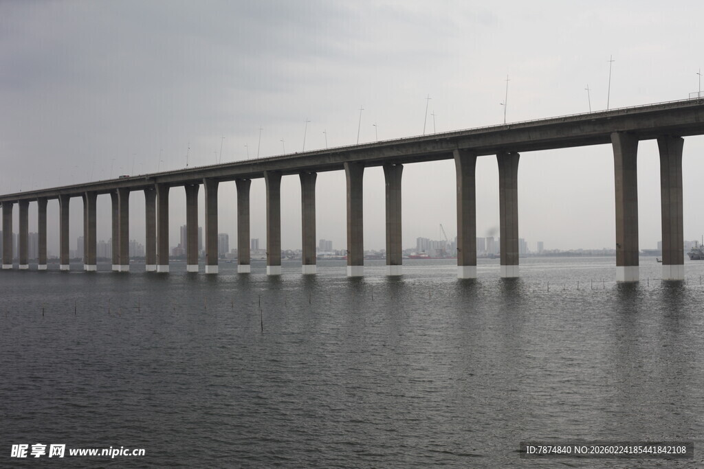 海上长桥横跨辽阔水域
