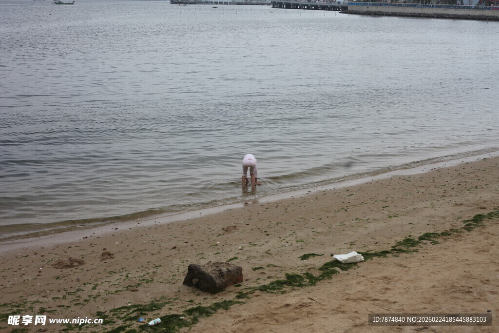 海边漫步的孤独身影