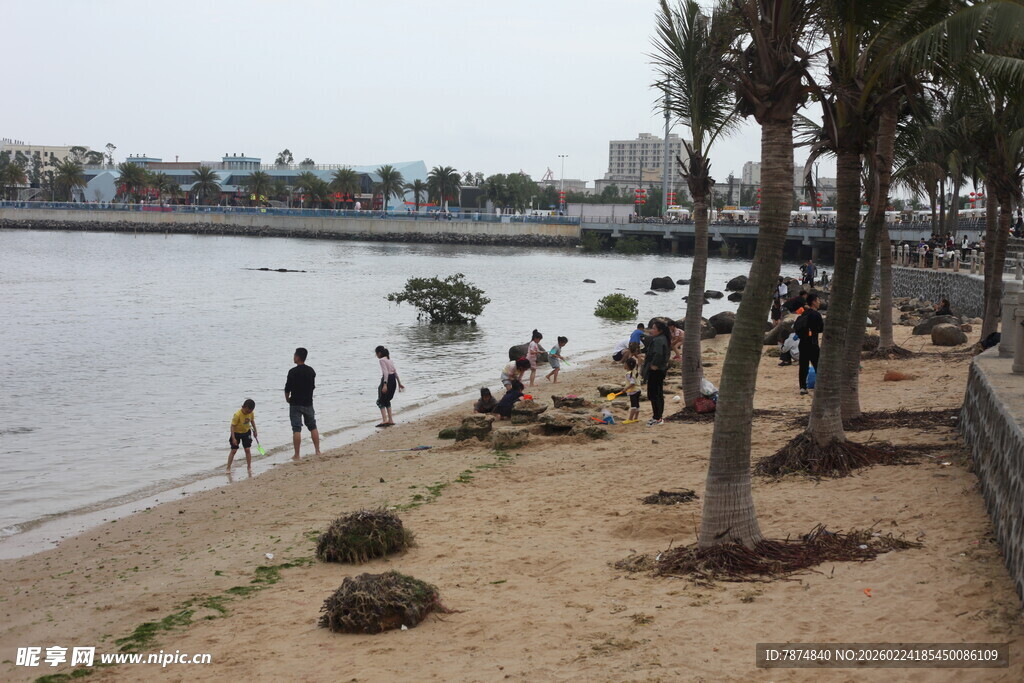 海滨休闲场景 人们漫步赏景