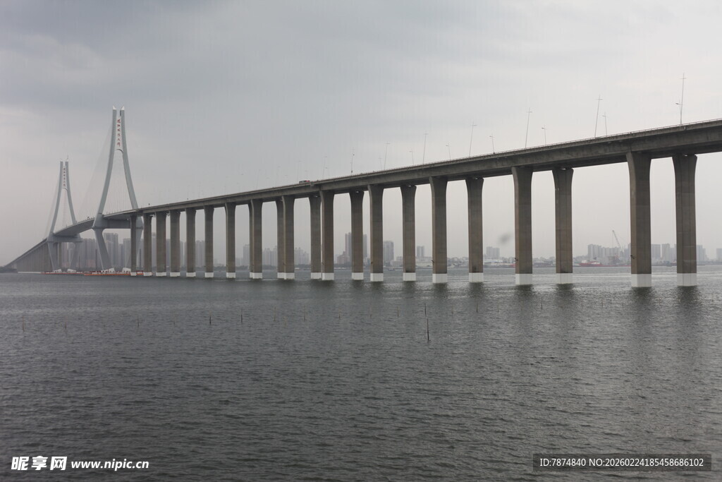 跨海大桥横跨海面壮丽景观