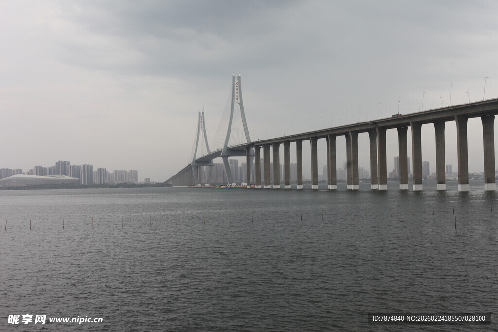 跨海大桥横跨广阔水域