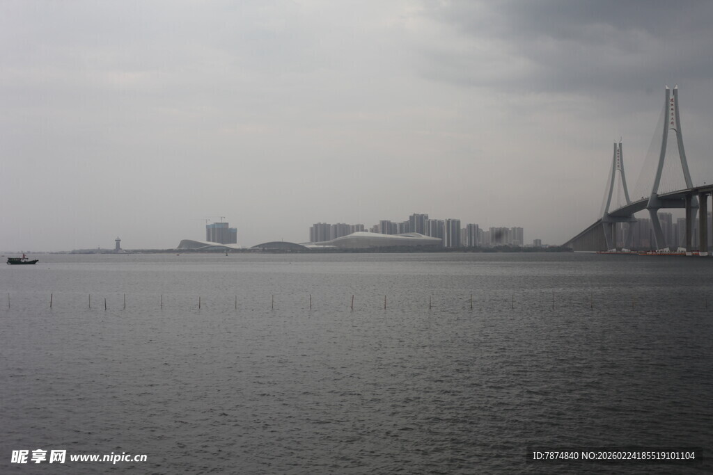 海上大桥与广阔水域景观