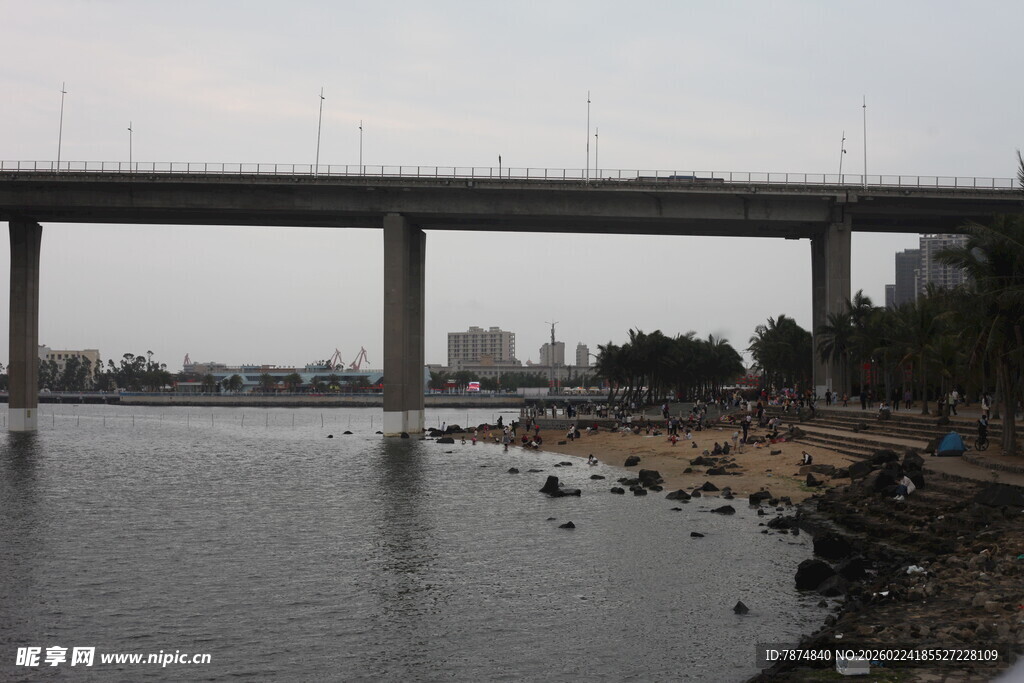 河畔高架桥景观