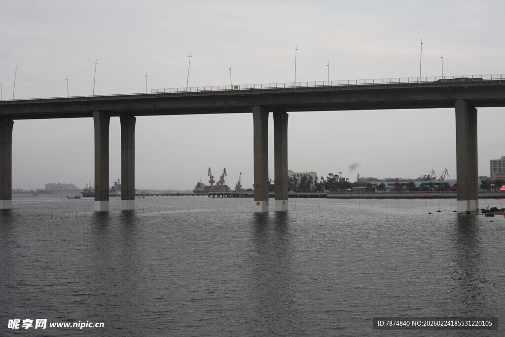 水上长桥横跨宽阔水面