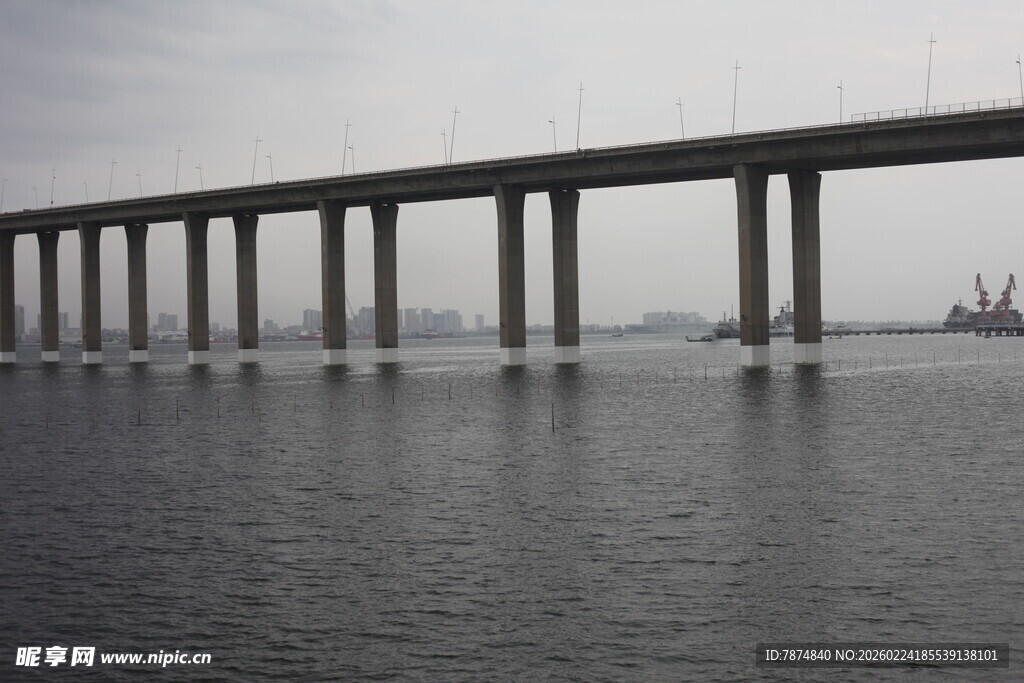 海上长桥横跨水面