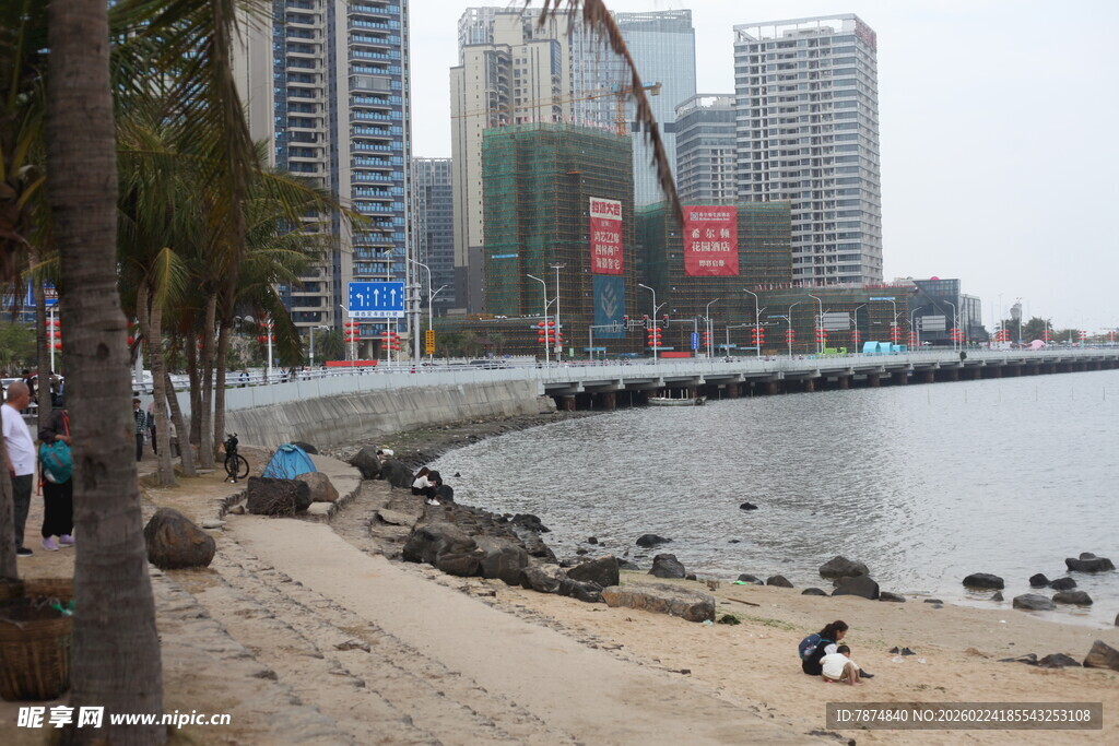 海滨城市沙滩与高楼景致