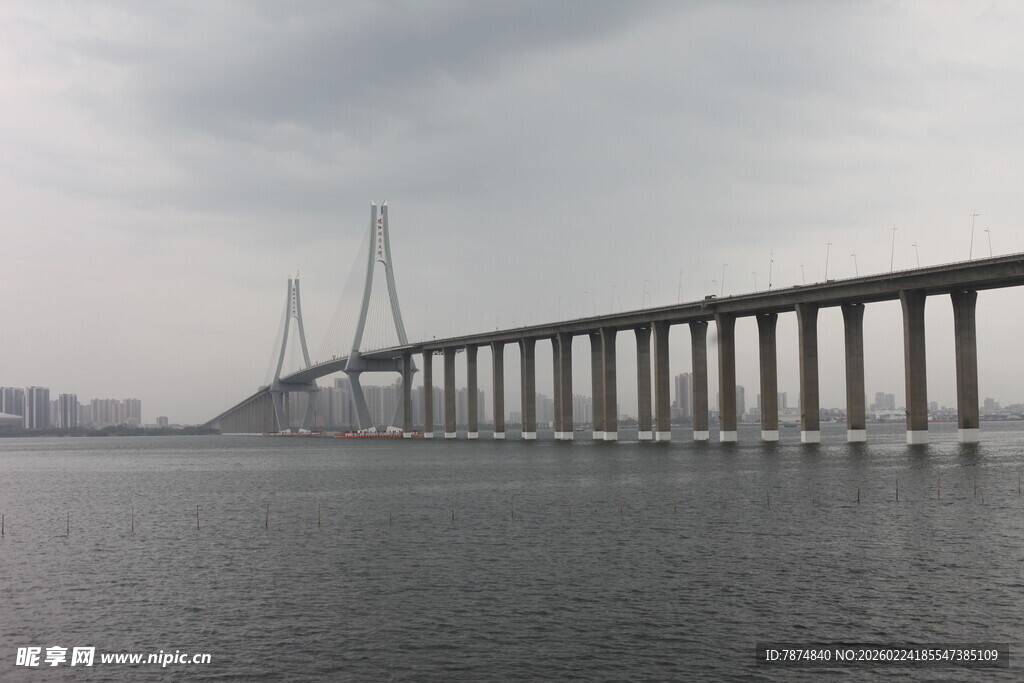 跨海大桥横跨海面