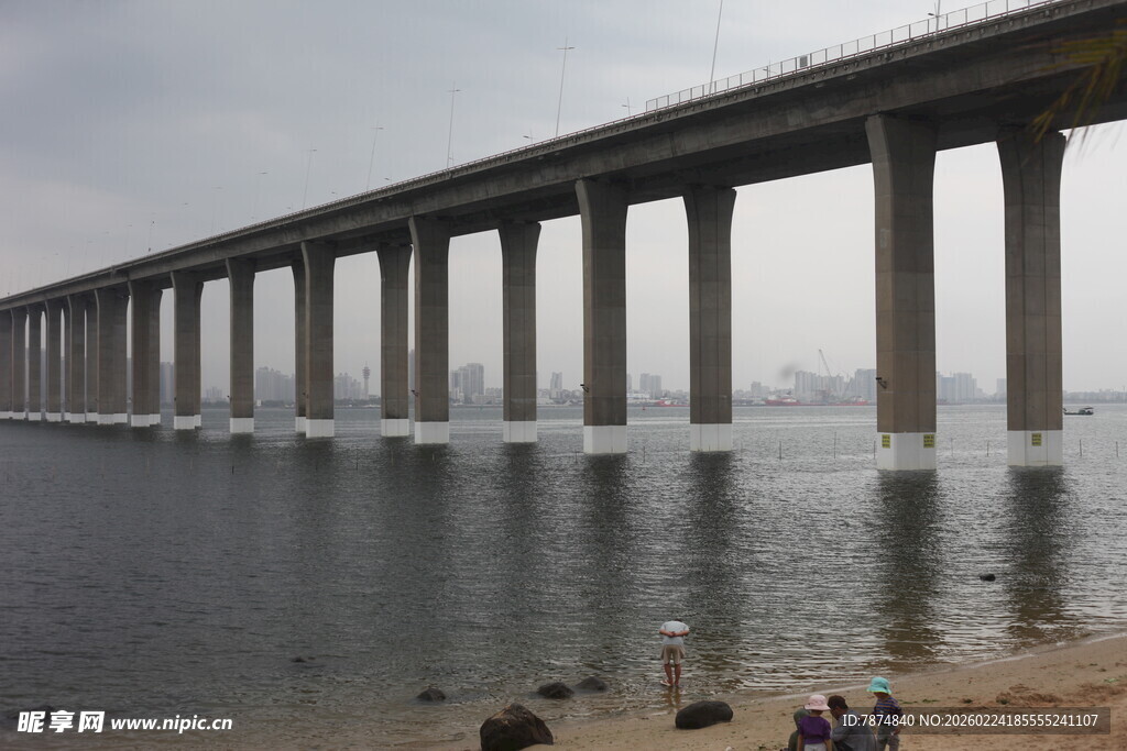 跨江大桥下的休闲场景