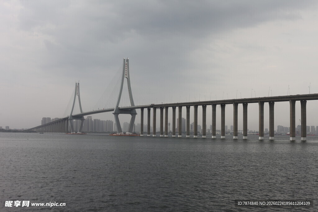 海上大桥壮观景象