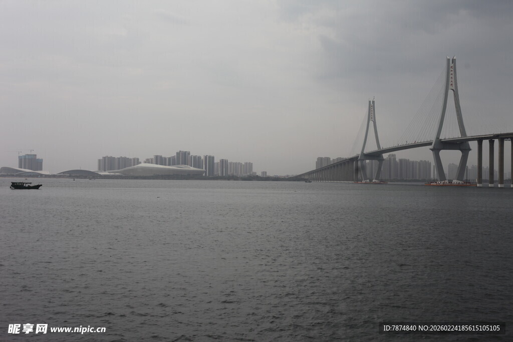 阴天江畔的大桥景观