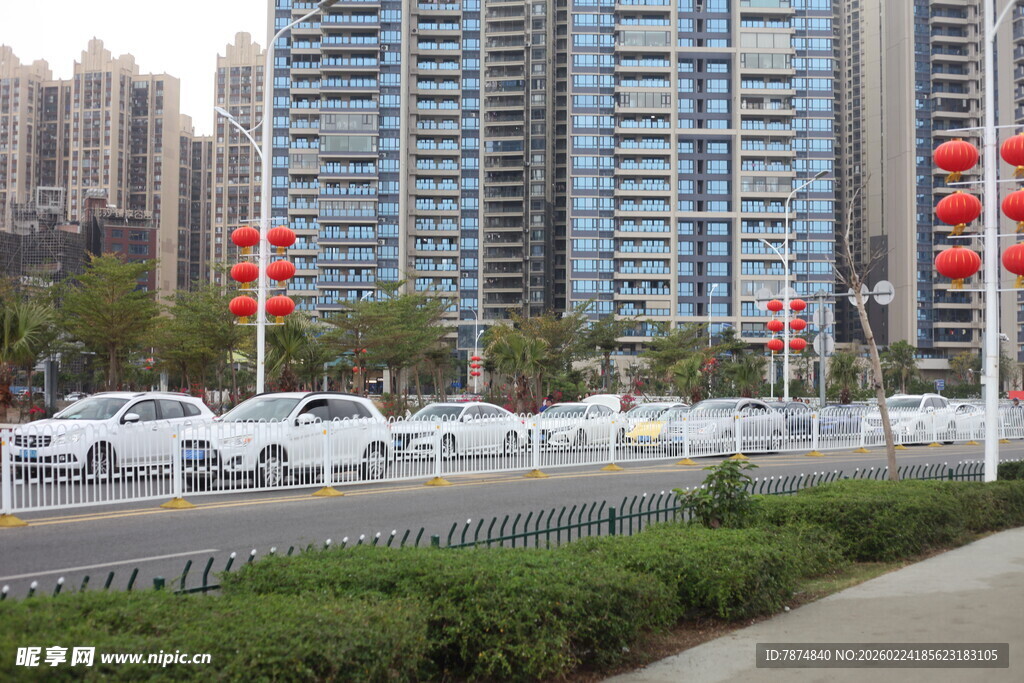 城市街道旁的高楼与红灯笼