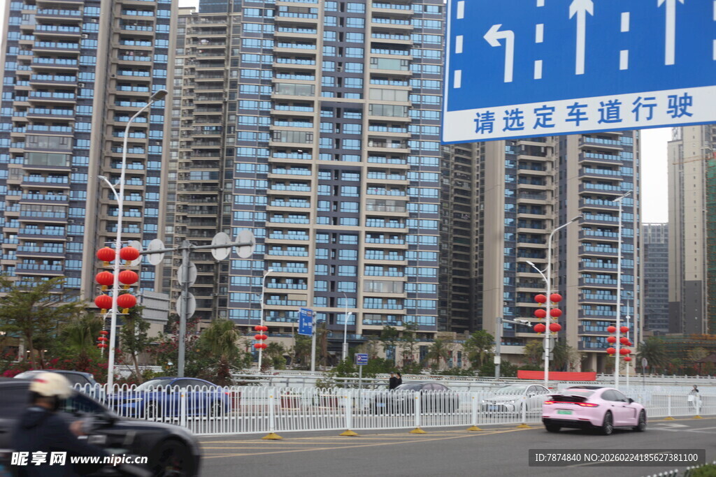 城市高楼间的道路景象