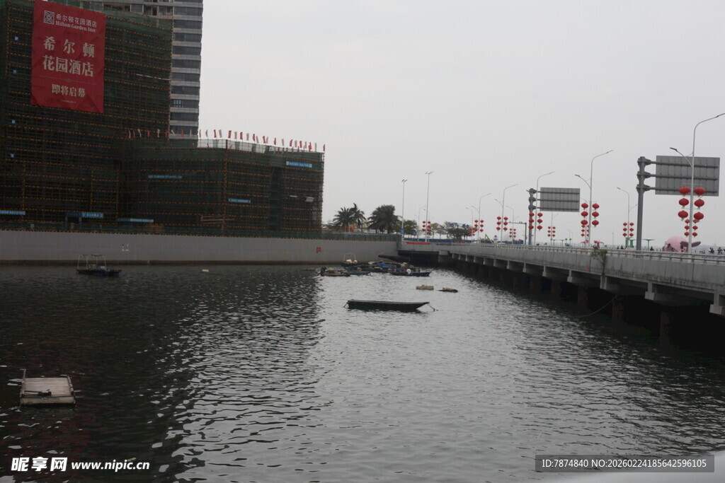 城市河道上的船只景象