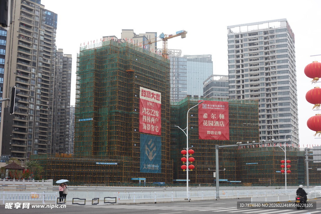 城市在建高楼与街景