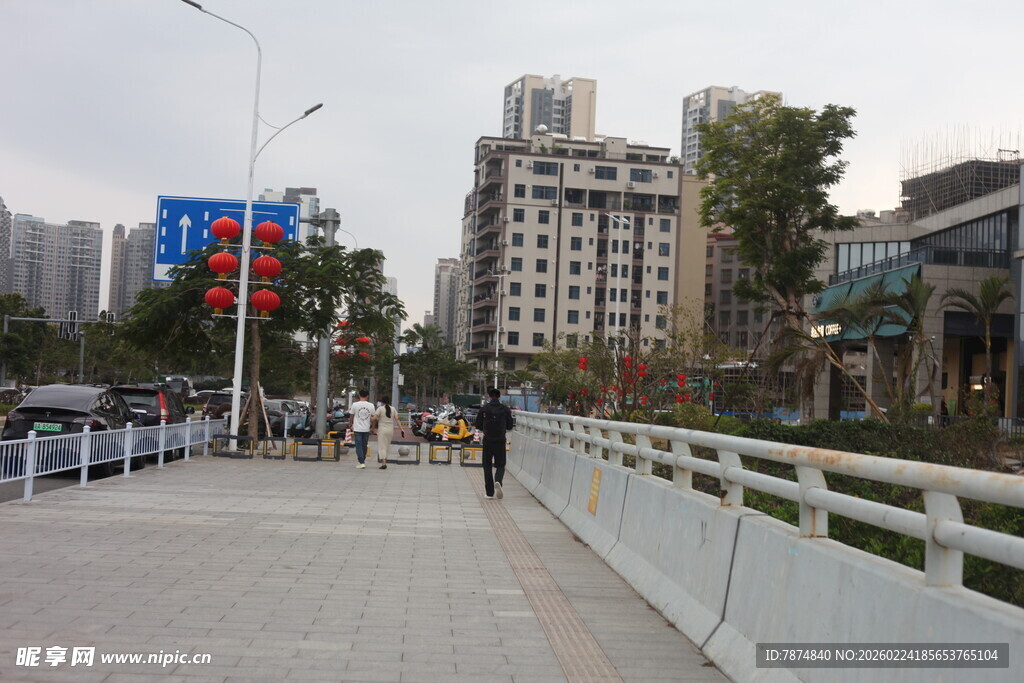 城市中的行人与街边建筑