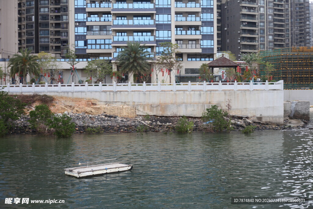 河畔小船与现代建筑景观