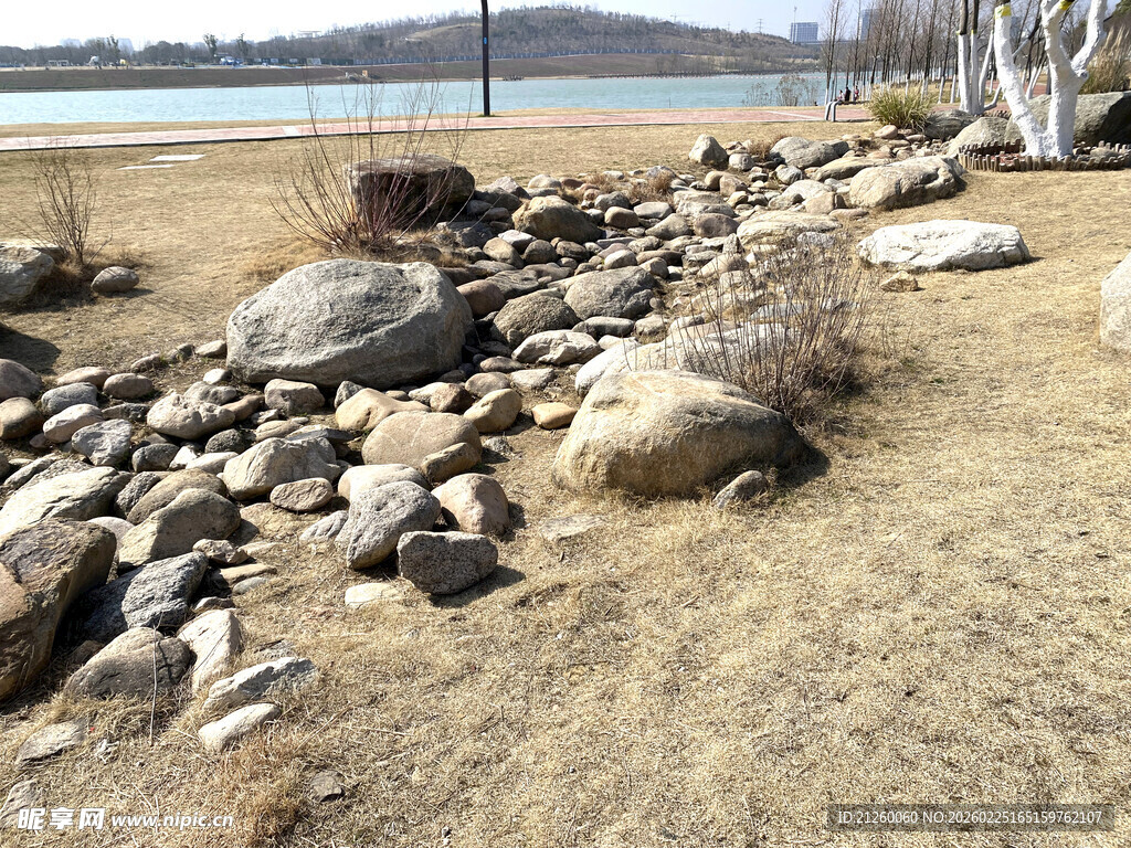 岸边乱石堆景观