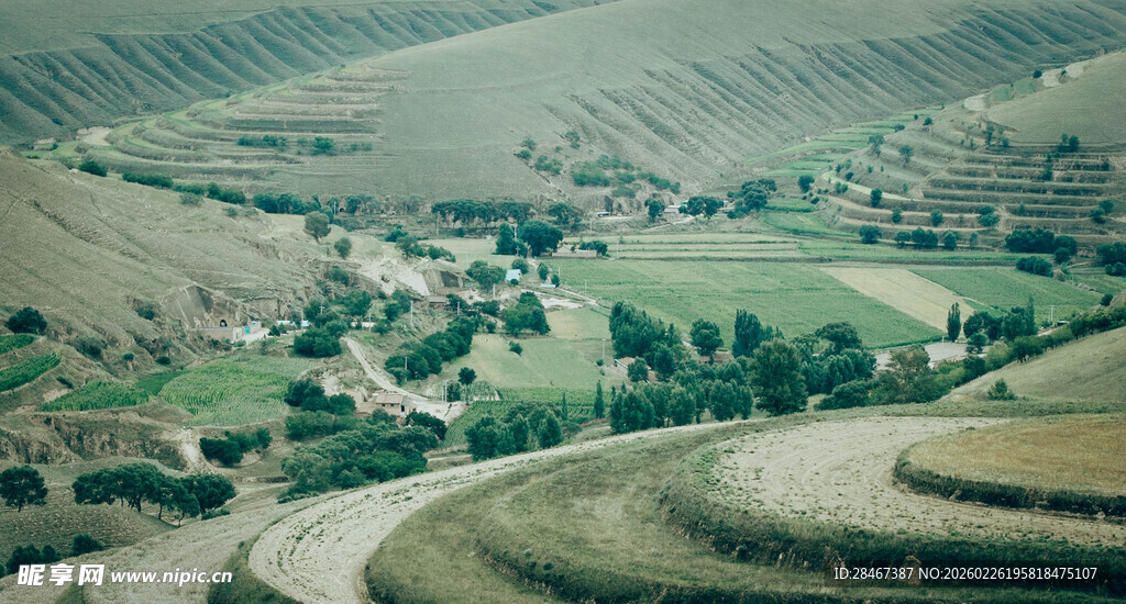 田园风光中的村落美景