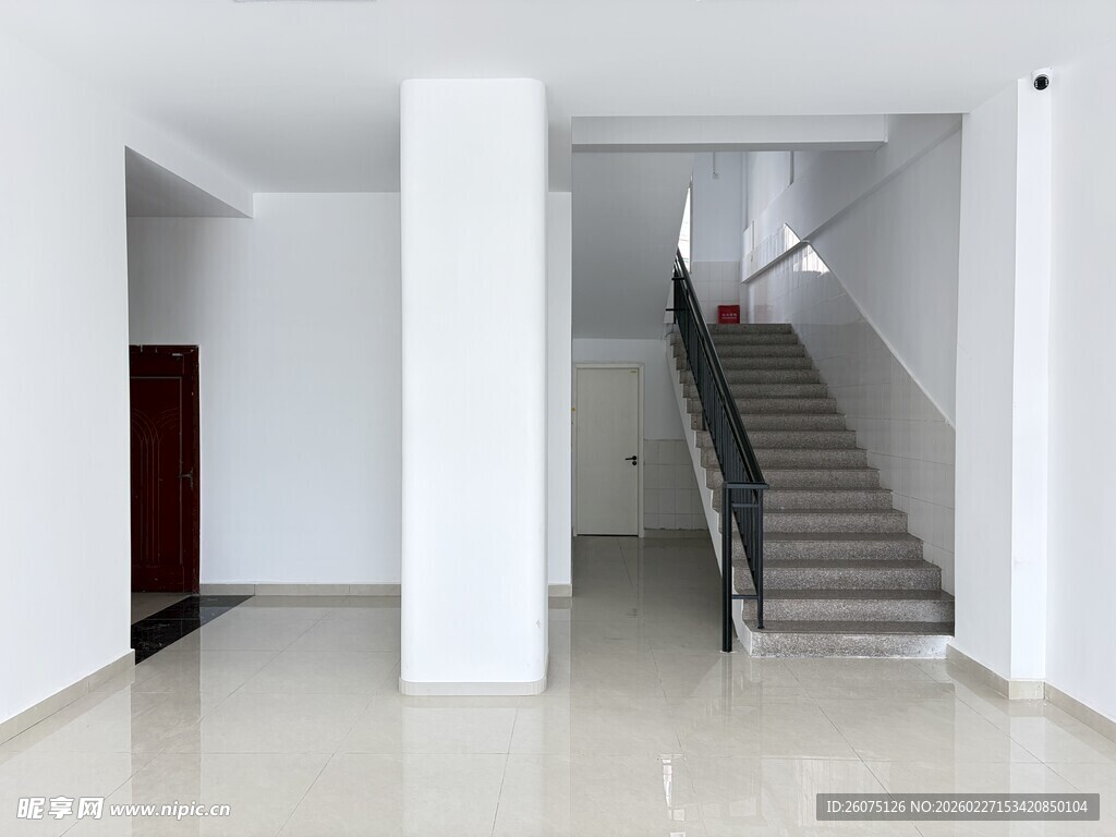 简约空旷室内楼梯空间