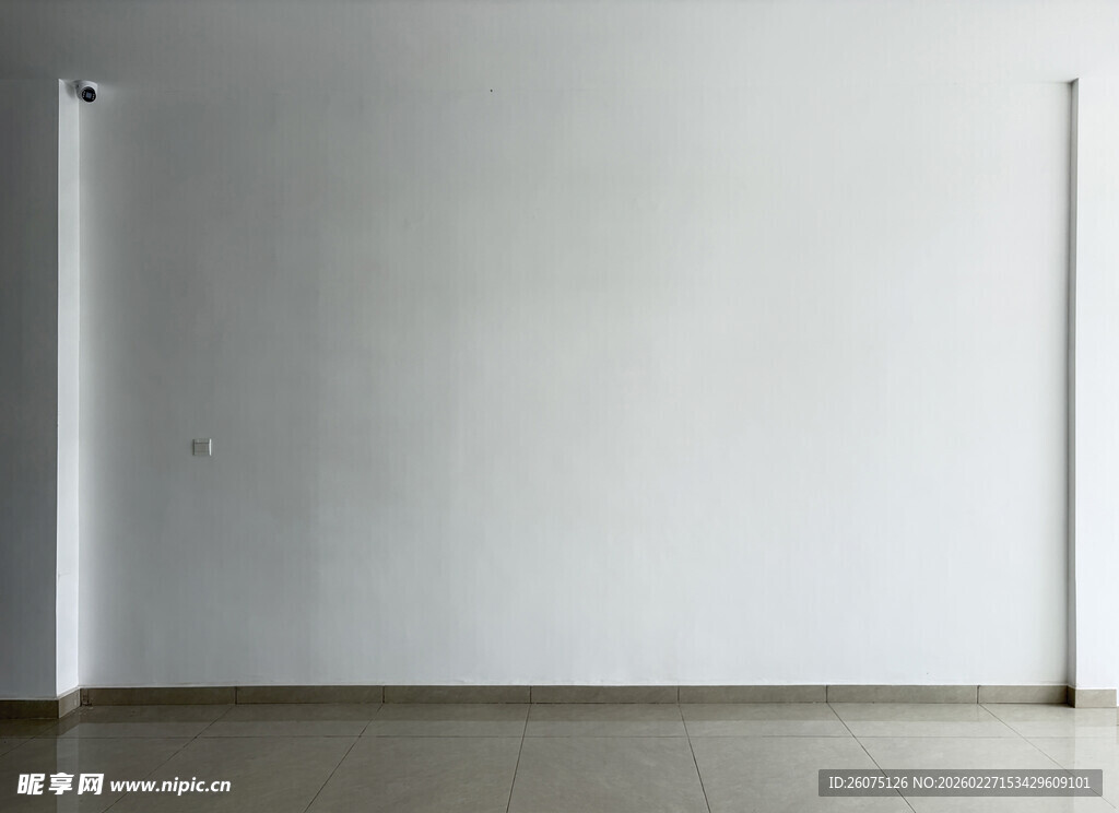 空旷室内的纯白墙面