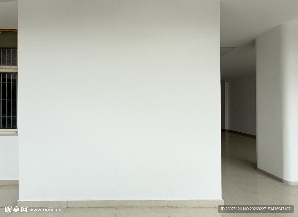 空旷室内白墙空间场景