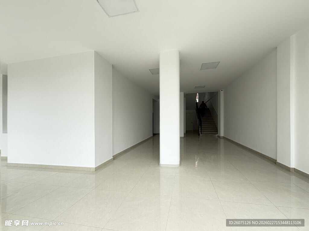 空旷简洁的室内走廊空间
