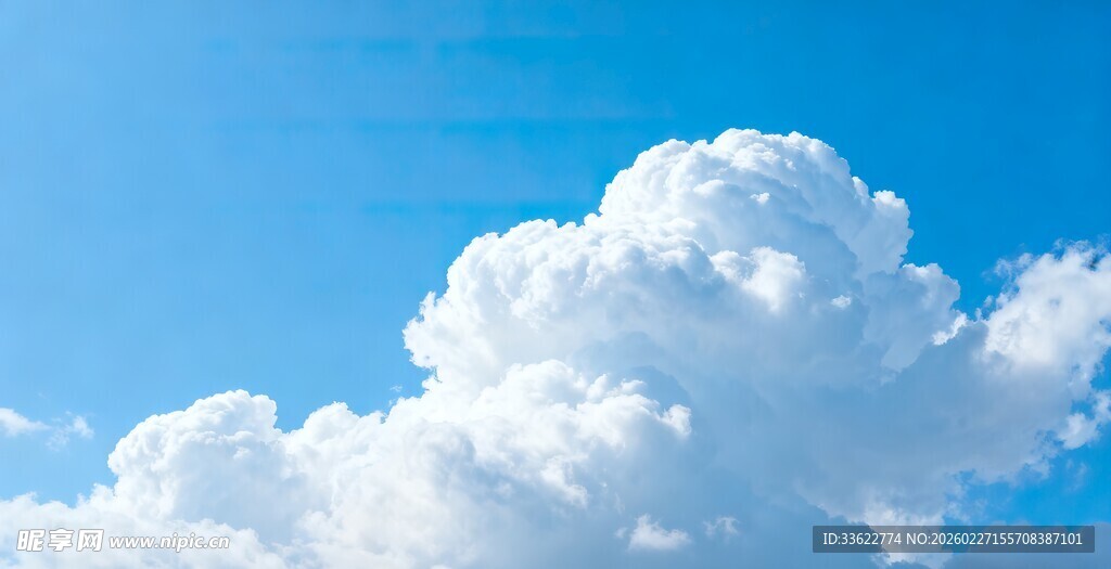 蓝天中的蓬松白云