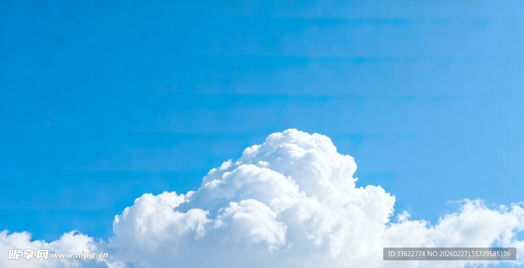 蓝天中的蓬松白云