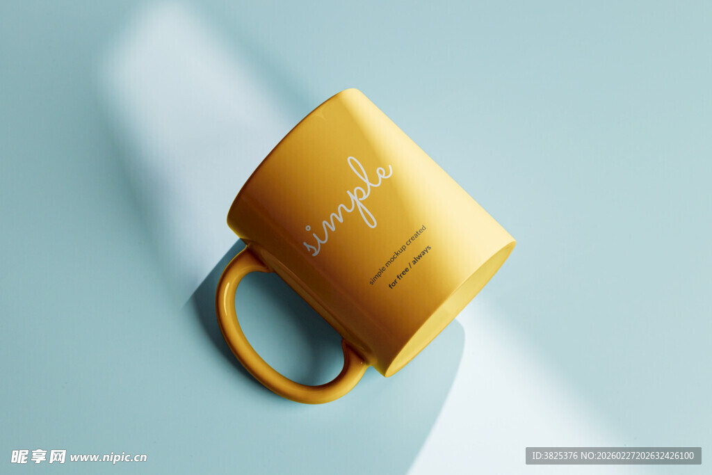 金黄色马克杯特写展示样机