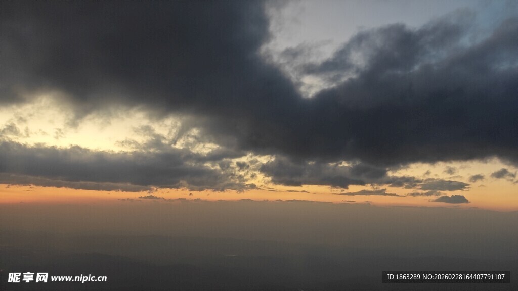 黄昏时分的天空美景