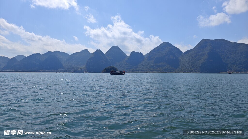 海上孤舟与远处山峦