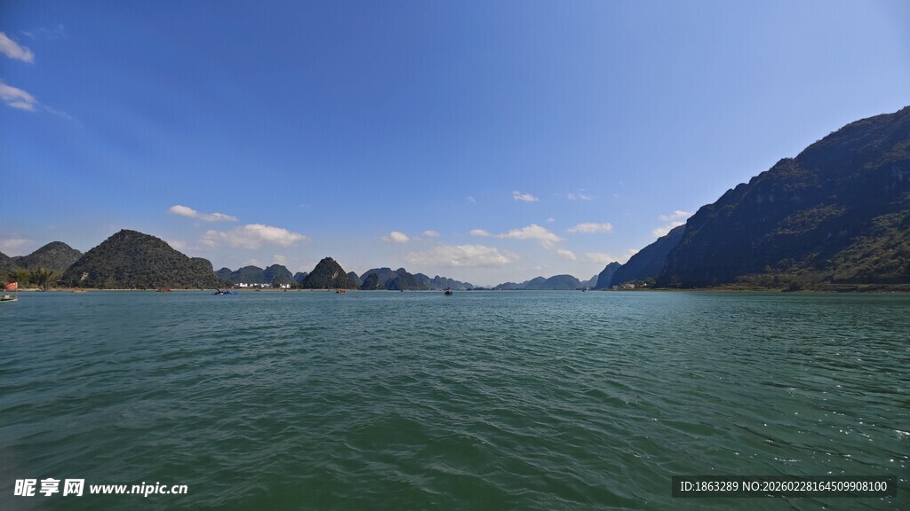 青山绿水间的宁静湖景