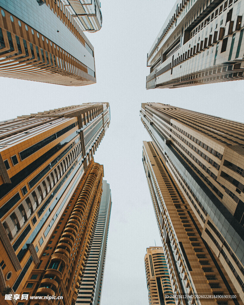 仰视城市林立高楼