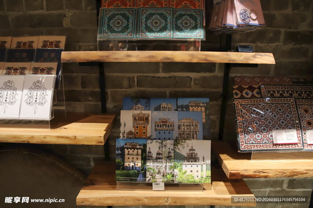 木质书架上的多样物品