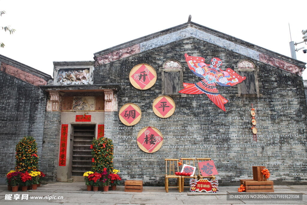 开平碉楼古宅门前节庆装饰景观