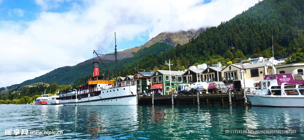 皇后镇码头船只风景如画