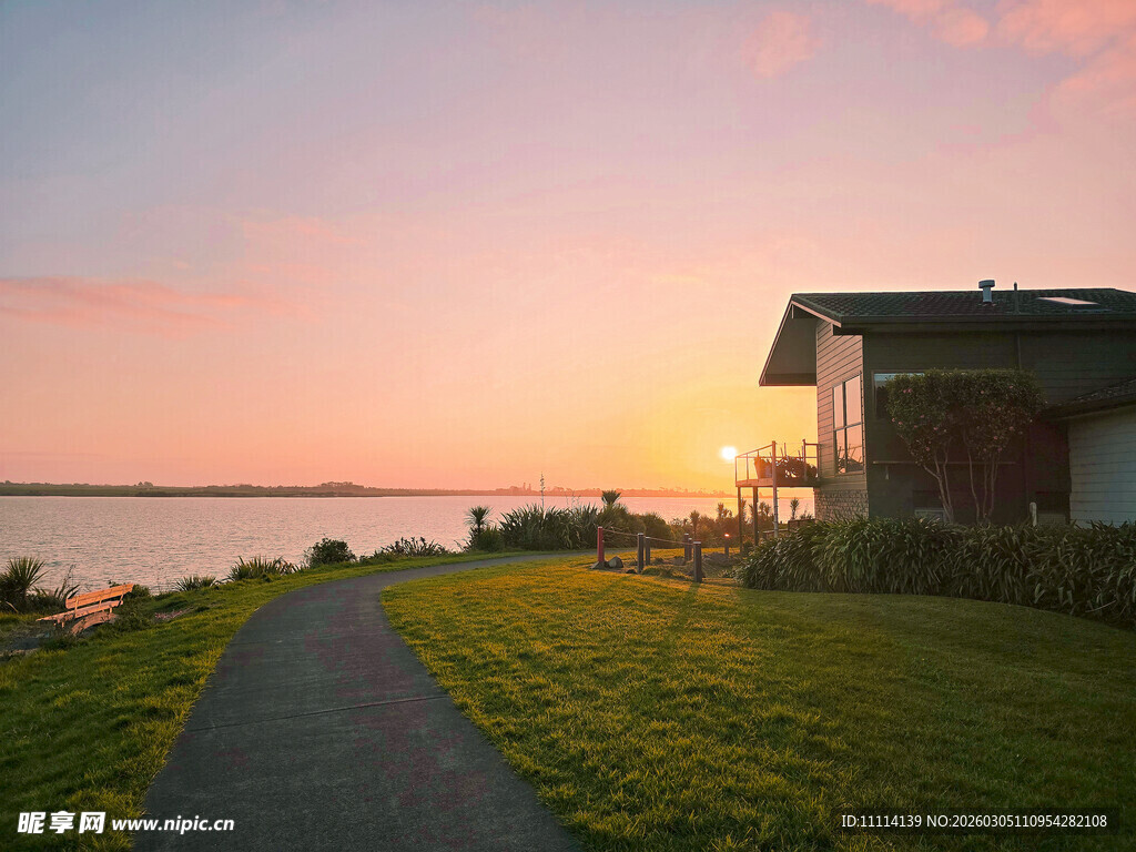 海滨夕阳下的温馨小屋