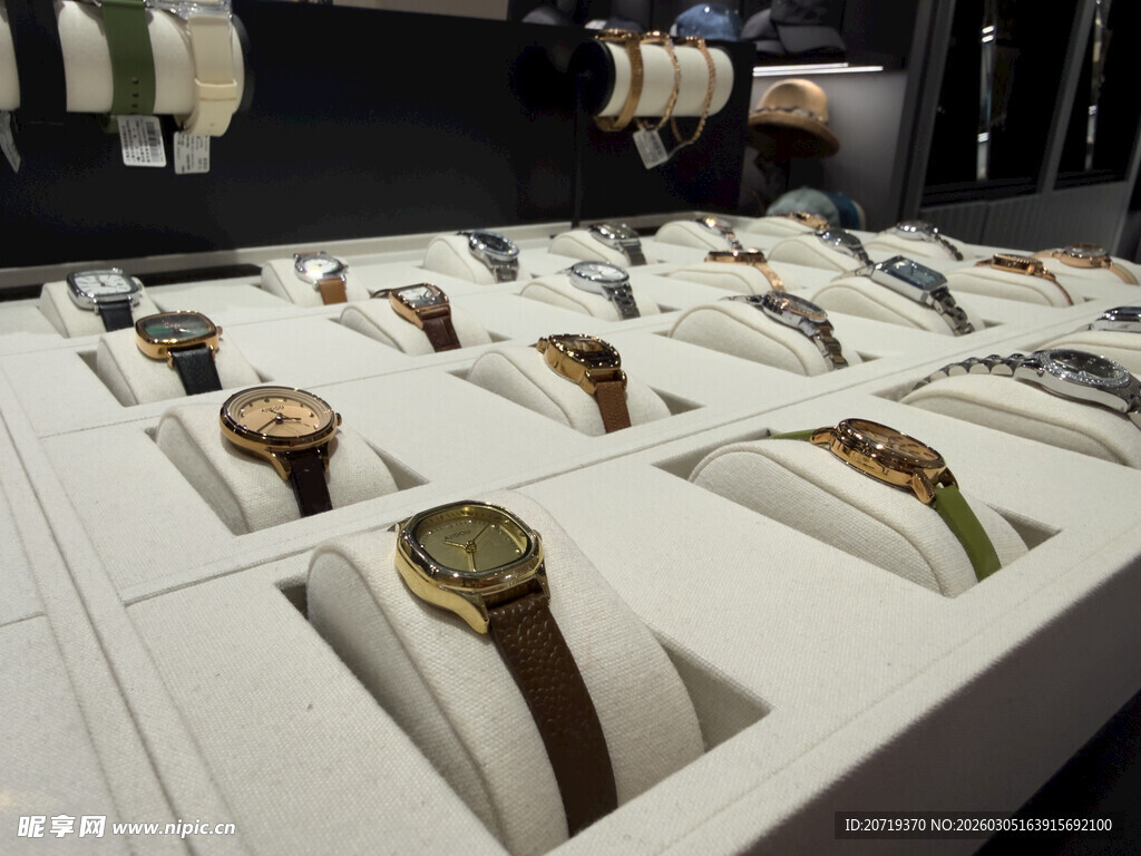 展示架上的精美多样手表