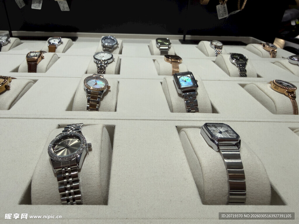 展示柜中的多样精美手表