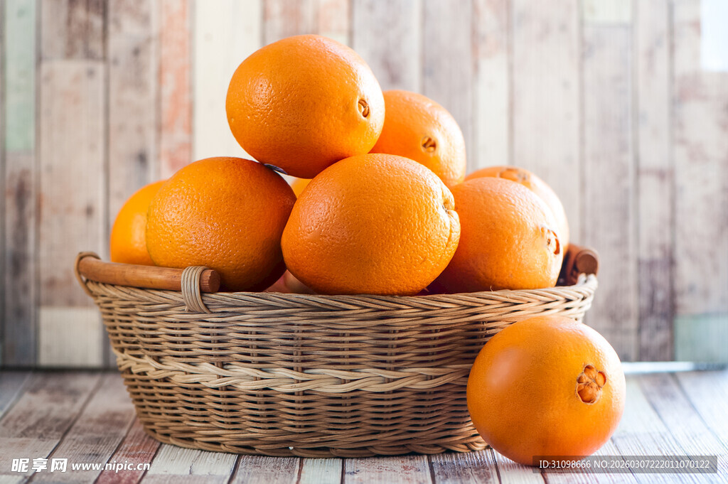 篮子里的新鲜橙子
