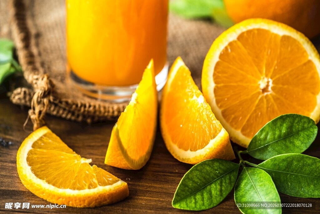鲜橙切片与果汁配绿叶